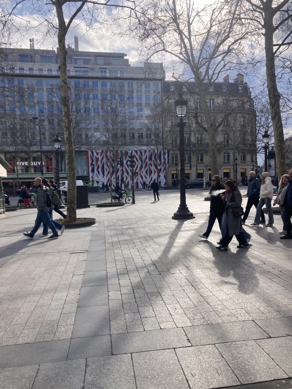 Lire la suite à propos de l’article Aux Champs Elysées! aux Champs Elysées!